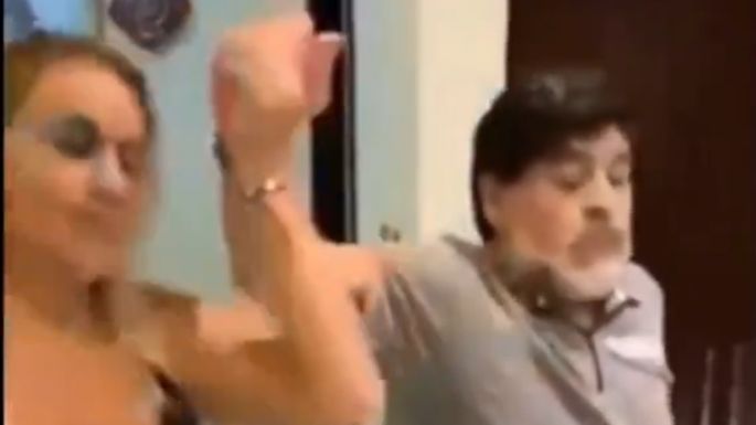 Maradona baila al ritmo del bombón asesino y enseña las pompas  (VIDEO)