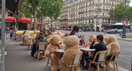 Osos de peluche gigantes en París para guardar la distancia social