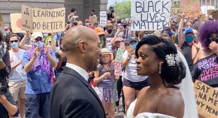 Novios recién casados asisten a protestas contra racismo y se vuelven virales