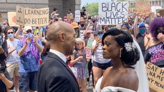 Novios recién casados asisten a protestas contra racismo y se vuelven virales