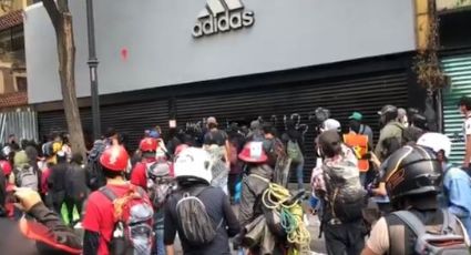 Saquean tienda Adidas de la CDMX durante manifestación: VIDEO