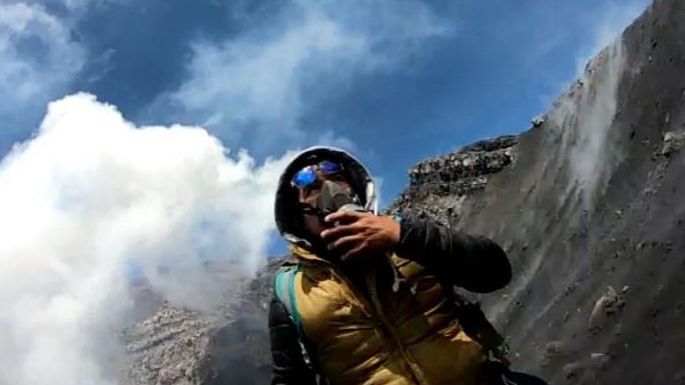 Youtuber escala el Popocatépetl y muestra cómo es el cráter del volcán