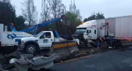 Autopista México-Querétaro permanece cerrada tras accidente de tráiler