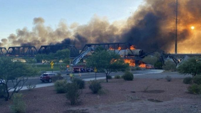 Tren se descarrila en Arizona y provoca incendio en puente VIDEO