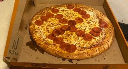 Reciben pizza con símbolo nazi de pepperoni y se hace viral