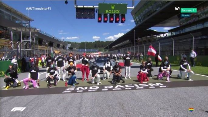 Pilotos de la Formula 1 se arrodillan como protesta contra el racismo