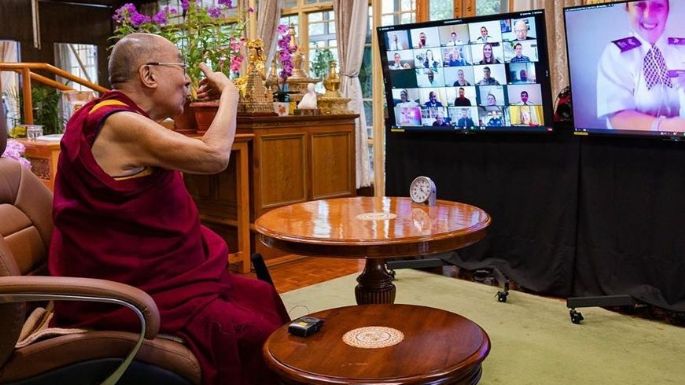 Eugenio Derbez comparte su entrevista al Dalai Lama