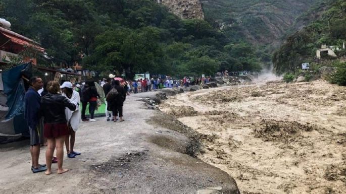 Por fuertes lluvias se desborda río en Grutas de Tolantongo, evacuan a 500 turistas (VIDEO)