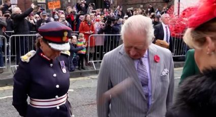 Rey Carlos III sufre ATAQUE durante un acto público y así es como reaccionó (VIDEO)