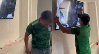 Hombre golpea su televisor hasta destruirlo porque México perdió en el Mundial (VIDEO)