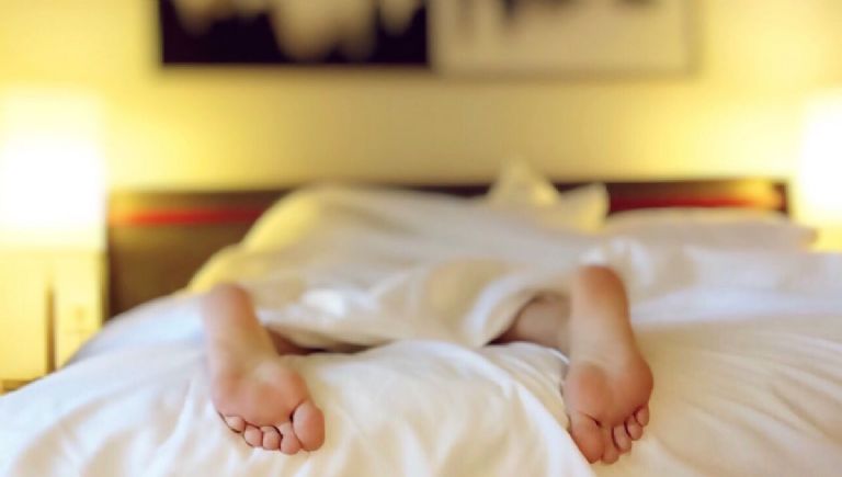 es mejor para la salud dormir con o sin calcetines 