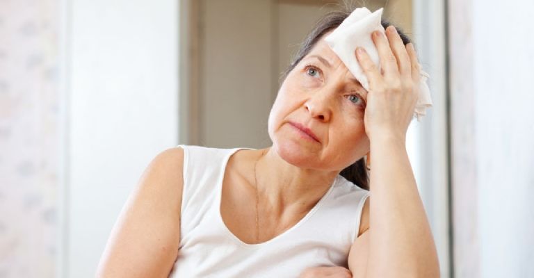 Los bochornos son uno de los síntomas de la menopausia.