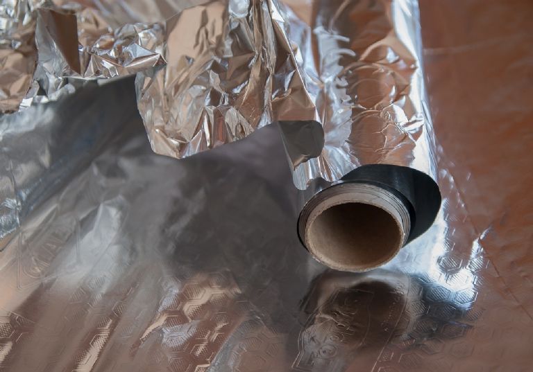 Además de envolver tus alimentos, el papel aluminio nos puede ayudar a limpiar el congelador. ¿Conocías el truco para dejar el refrigerador limpio?