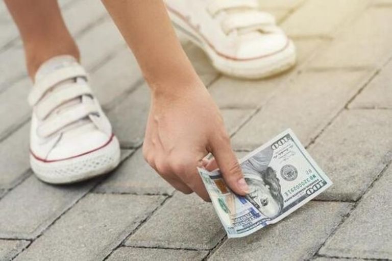 ¿Cuál es el significado de encontrar un billete tirado? Te contamos por qué aparece una moneda tirada en la calle.