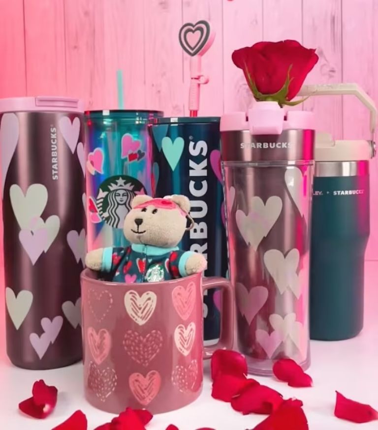  Starbucks presenta su línea exclusiva de vasos para el 14 de febrero, ideales para regalar en esta fecha especial.