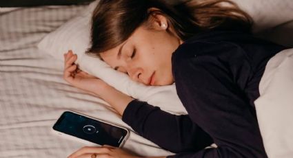 ¿Cuáles son los riesgos de usar el celular antes de dormir?