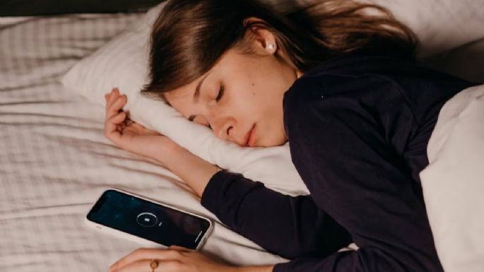 ¿Cuáles son los riesgos de usar el celular antes de dormir?