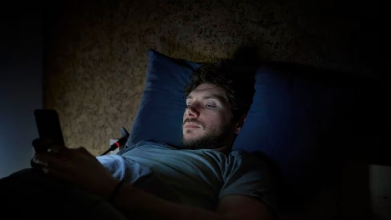 Insomnio y otros riesgos están vinculados al celular antes de dormir