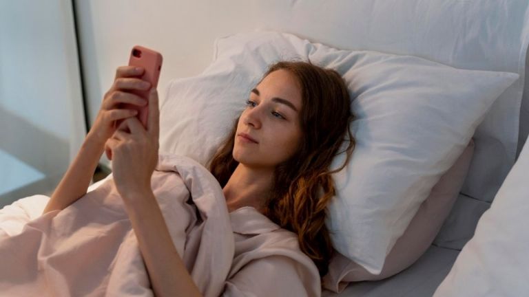 El celular impacta negativamente la calidad del sueño y la salud