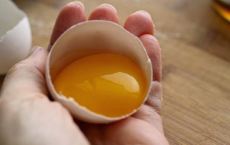 ¿Cómo hacer una limpia de huevo para las malas energías?
