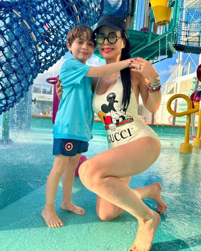Maribel Guardia acaparó los reflectores al lucir un espectacular traje de baño de Gucci en sus vacaciones a lado de su familia.