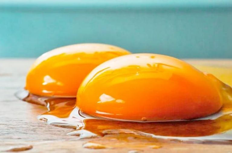 ¿Por qué comer yema de huevo podría afectar la salud?