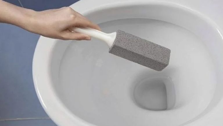 Limpiar la taza del baño con distintos trucos