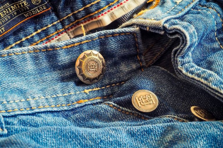 Estudio de la Profeco destaca calidad en jeans Oggi y Silver para hombre