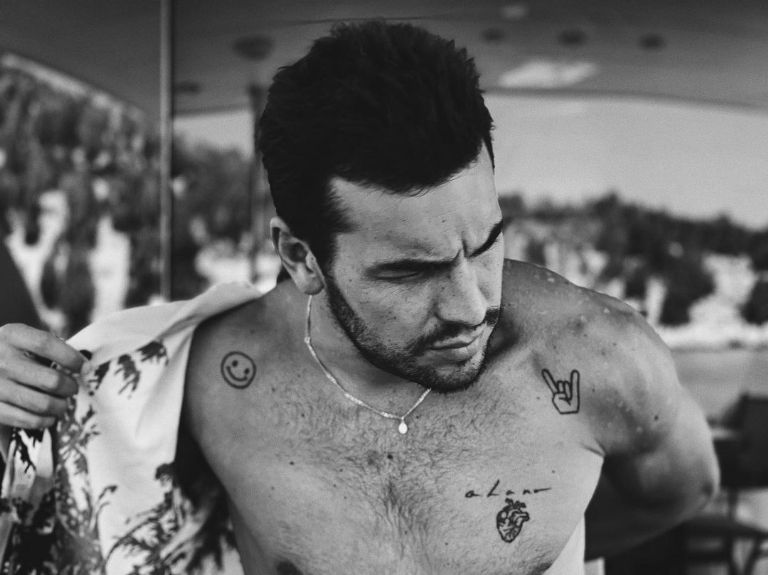 Los fanáticos especulan sobre el significado de los tatuajes de Mario Casas
