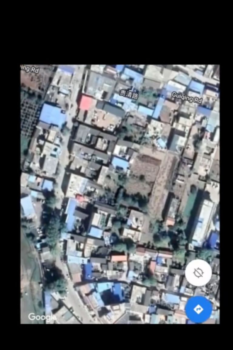 La razón por la que en China están pintando los techos de azul