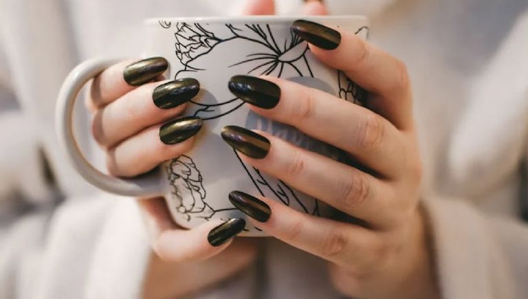 Diseño de uñas acrilicas en color negro para lucir elegante