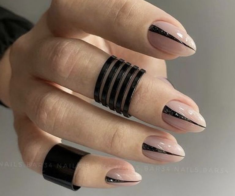 Diseño de uñas con manicura en color negro