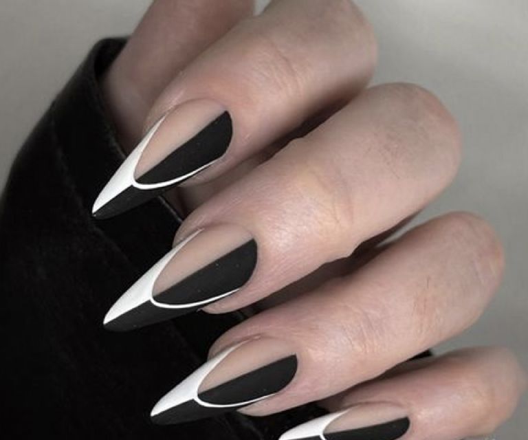 Diseño de uñas acrílicas en color negro 